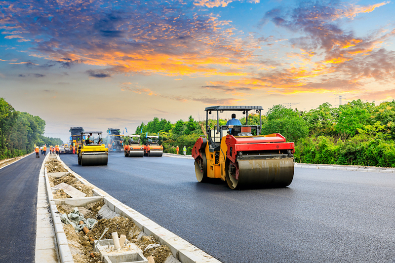 What are the main factors affecting the smoothness of colored asphalt pavement?